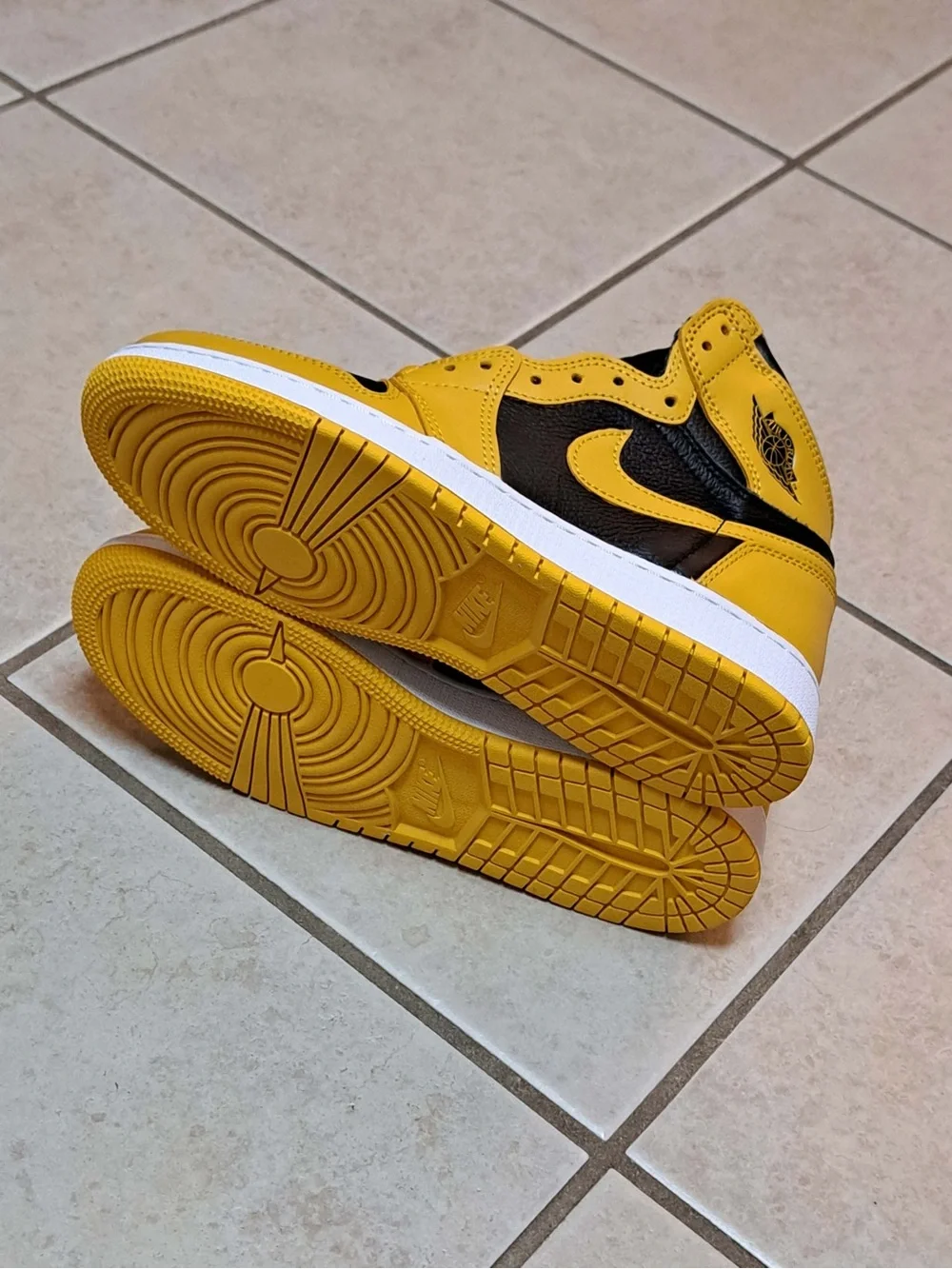 Jordan 1 Retro High OG GS 'Pollen' (2021) - Big Kids Size 7Y / Women's size 8.5